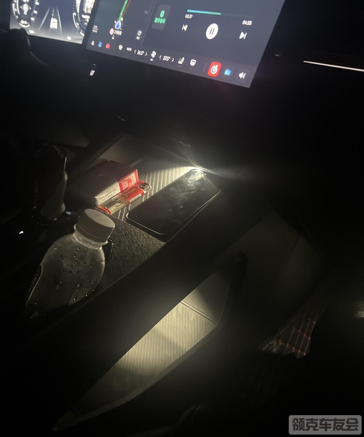 有兄弟知道这几个车内夜间照明的灯 咋关吗 无线充电 四个车门 还有主副驾脚